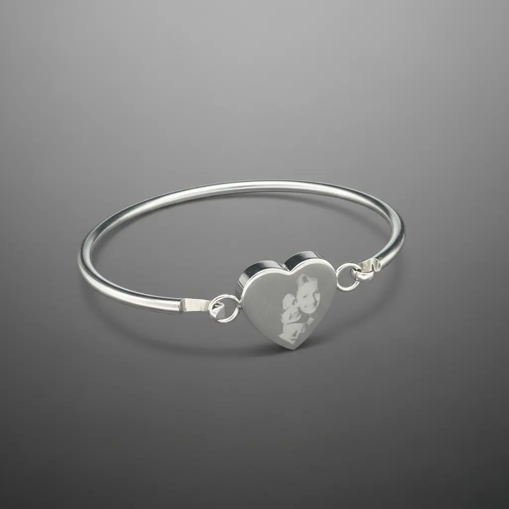 Pulsera estilo bangle rigida con Dije corazon Fijo ac. Inox. Plateada
