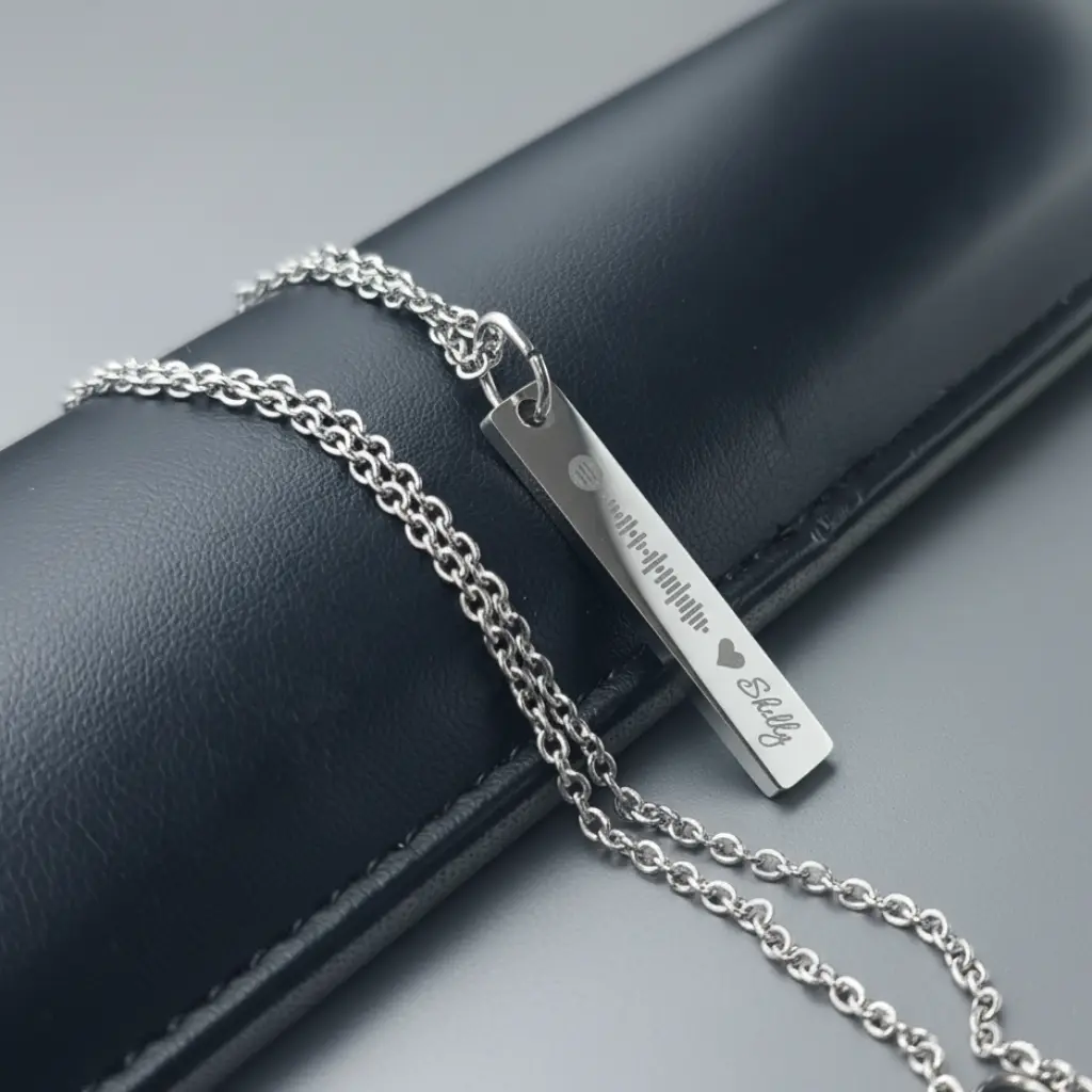 Cadena con Dije Rectangular Caida Vertical pulido espejo ac. Inox plateado mediano 32mm