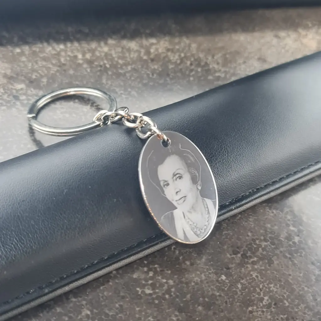 [X-LLAX-016PT-01] Llavero con Dije Ovalado pulido espejo ac. Inox. Plateado grande 35mm