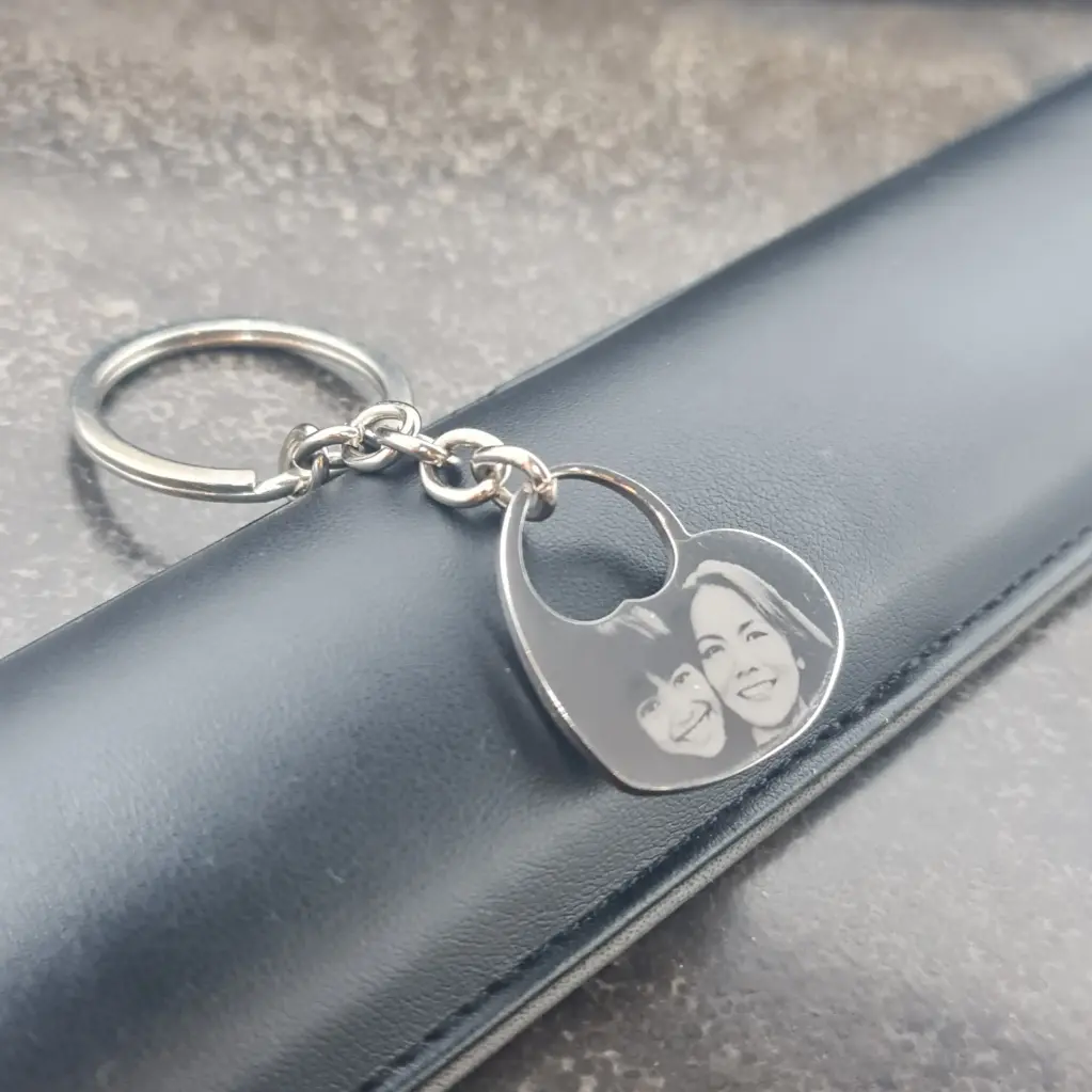 [X-LLAX-019PT-01] Llavero con Dije Corazon Perforado pulido espejo ac. Inox grande 30mm