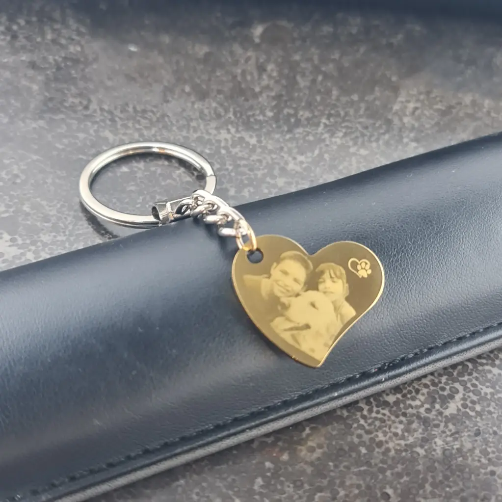 [X-LLAX-025DR-01] Llavero con Dije Corazon Caido pulido espejo ac. Inox grande 28mm (Dorado)