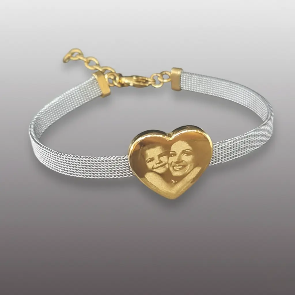 Brazalete dama malla ac. Inox deluxe plana 6mm plateada c/Encanto Corazon ac. Inox. Dorado 22mm ajustable cierre langosta