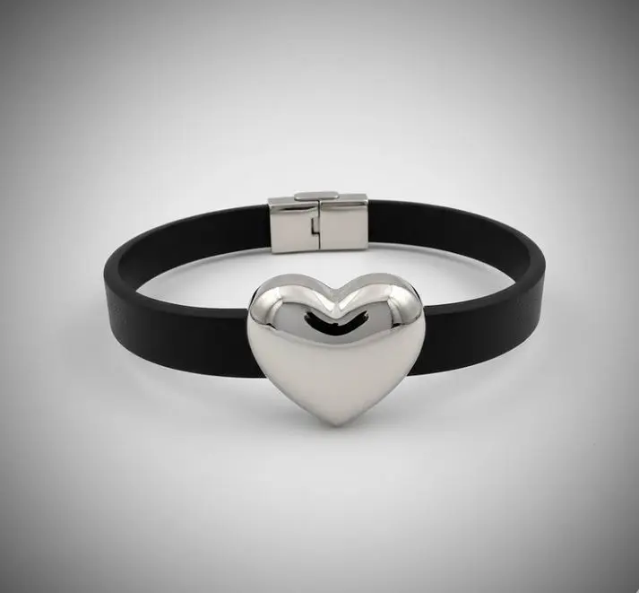 Brazalete de hule grande 15mm Negro c/Encanto corazon 21mm ac. Inox. Plateado