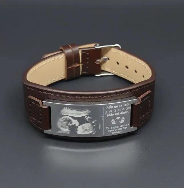 Brazalete cuerina estilo faja plana cafe 18mm (maximo 29mm) c/placa rectangular 20mm ac. inox. Plateado c/cierre ajustable