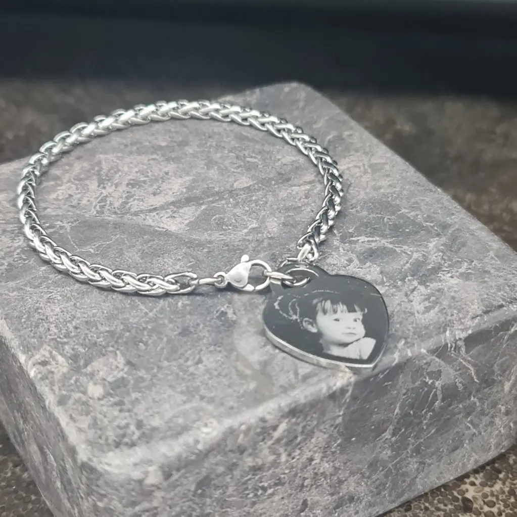 Pulsera aros entrelazados triples 5mm ac. Inox. c/dije Corazon-Tiffany ac. Inox. 26mm colgante plateado c/cierre langosta.