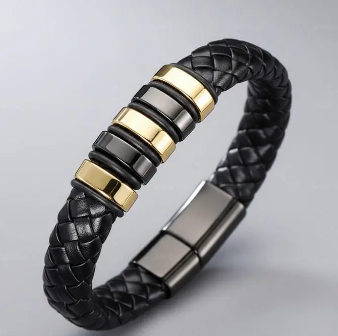Pulsera de Cuero trenzado redondo negro 10mm y 5 anillos ac. Inox. (2 negro, 3 dorados) con hebilla rectangular magnetica negro y dorado