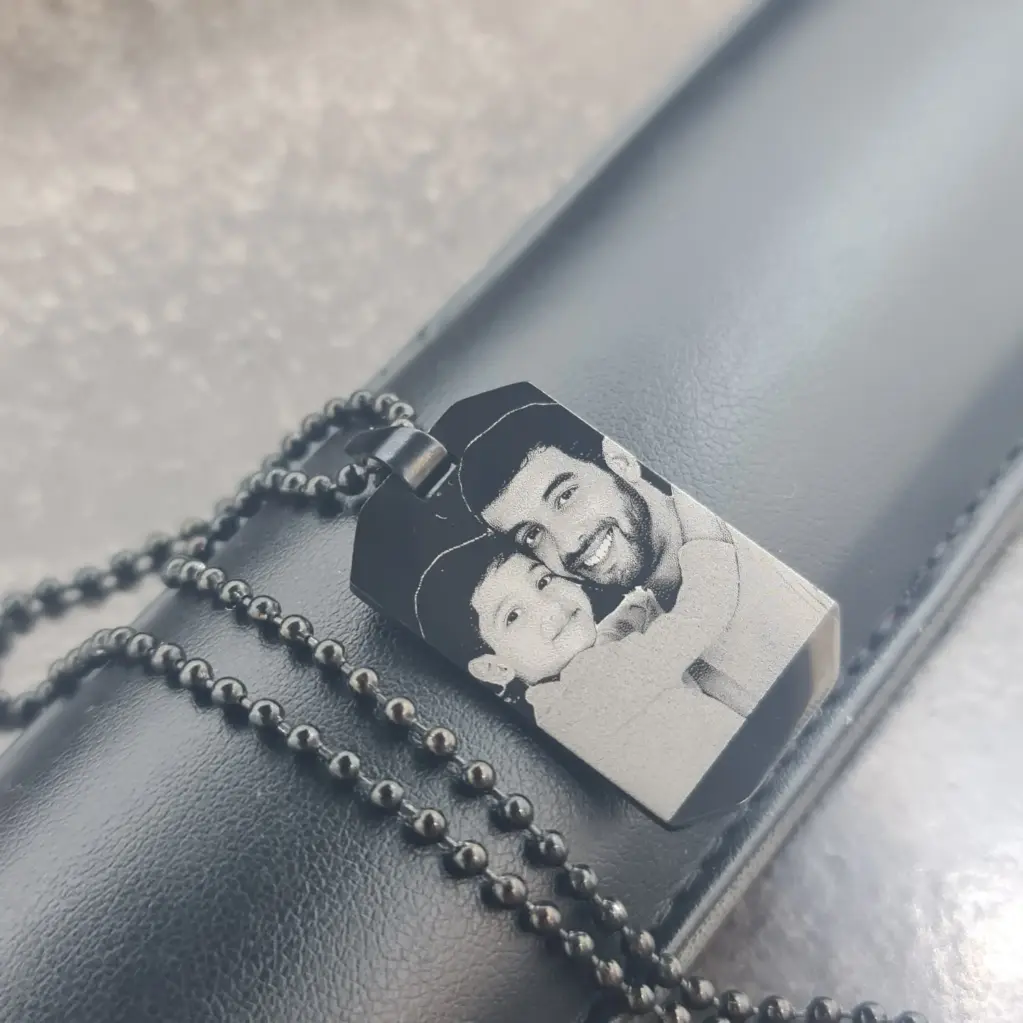 [X-CAAX-049NG-01] Cadena con Dije militar Estilo bordes diagonal pulido espejo Ac. inox Negro pequeño 33mm