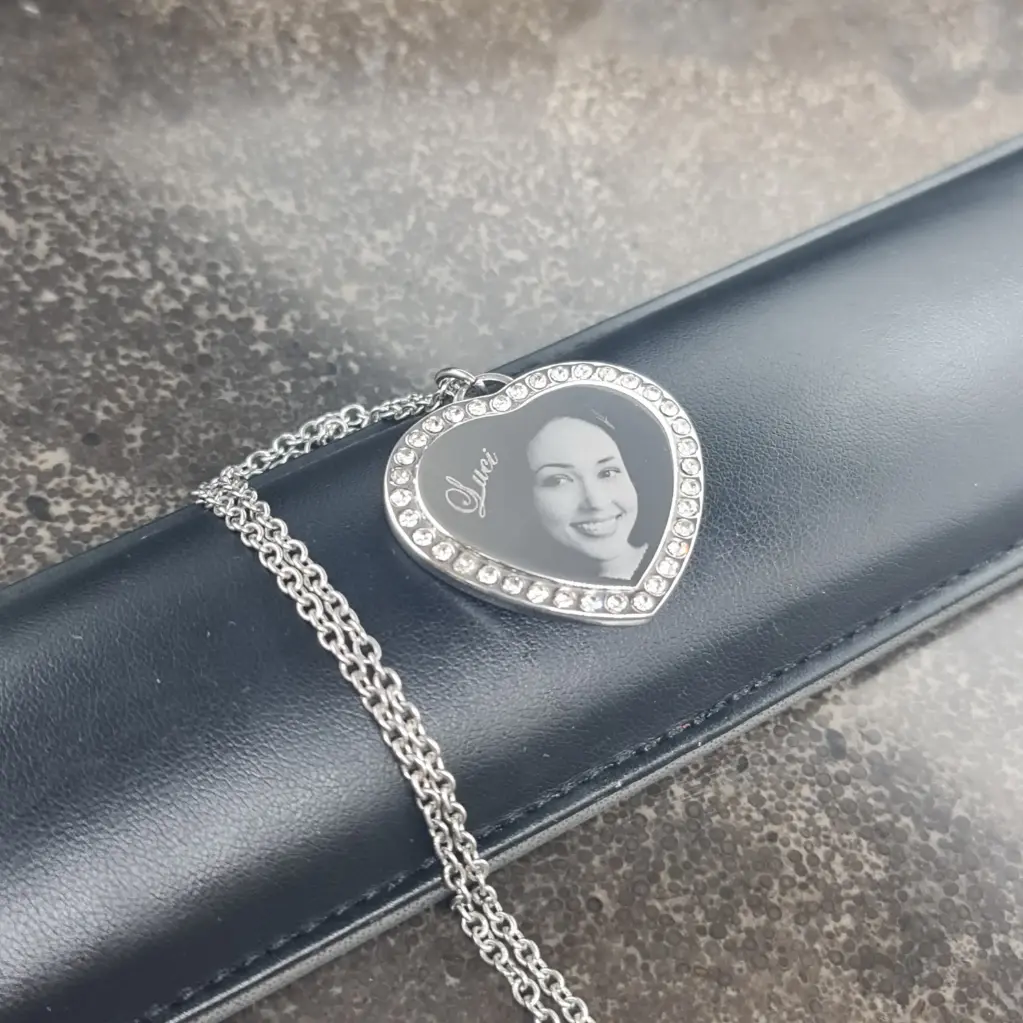 Cadena con Dije Corazon Delux con Piedras pulido espejo ac. Inox plateado grande 30mm