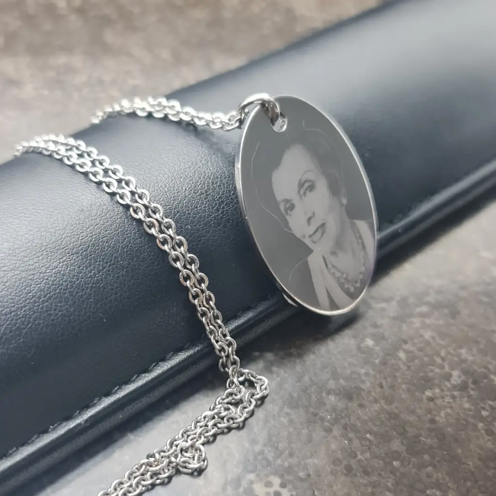 Cadena con Dije Ovalado pulido espejo ac. Inox. Plateado grande 35mm