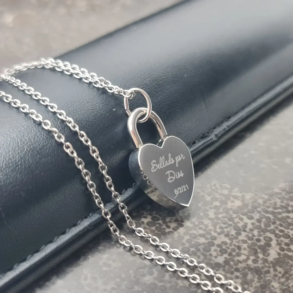 [X-CAAX-041PT-01] Cadena con Dije Corazón Candado de ac. Inox 25mm plateado 