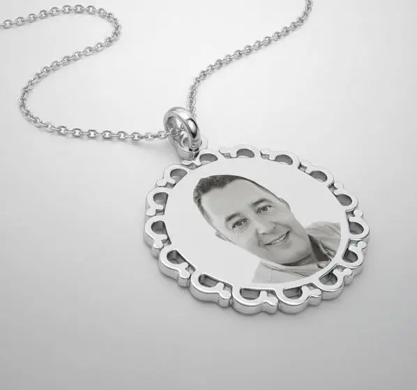 [X-CAAX-015PT-01] Cadena con Dije redondo borde diseño laureles mediano 25mm (Plateado)