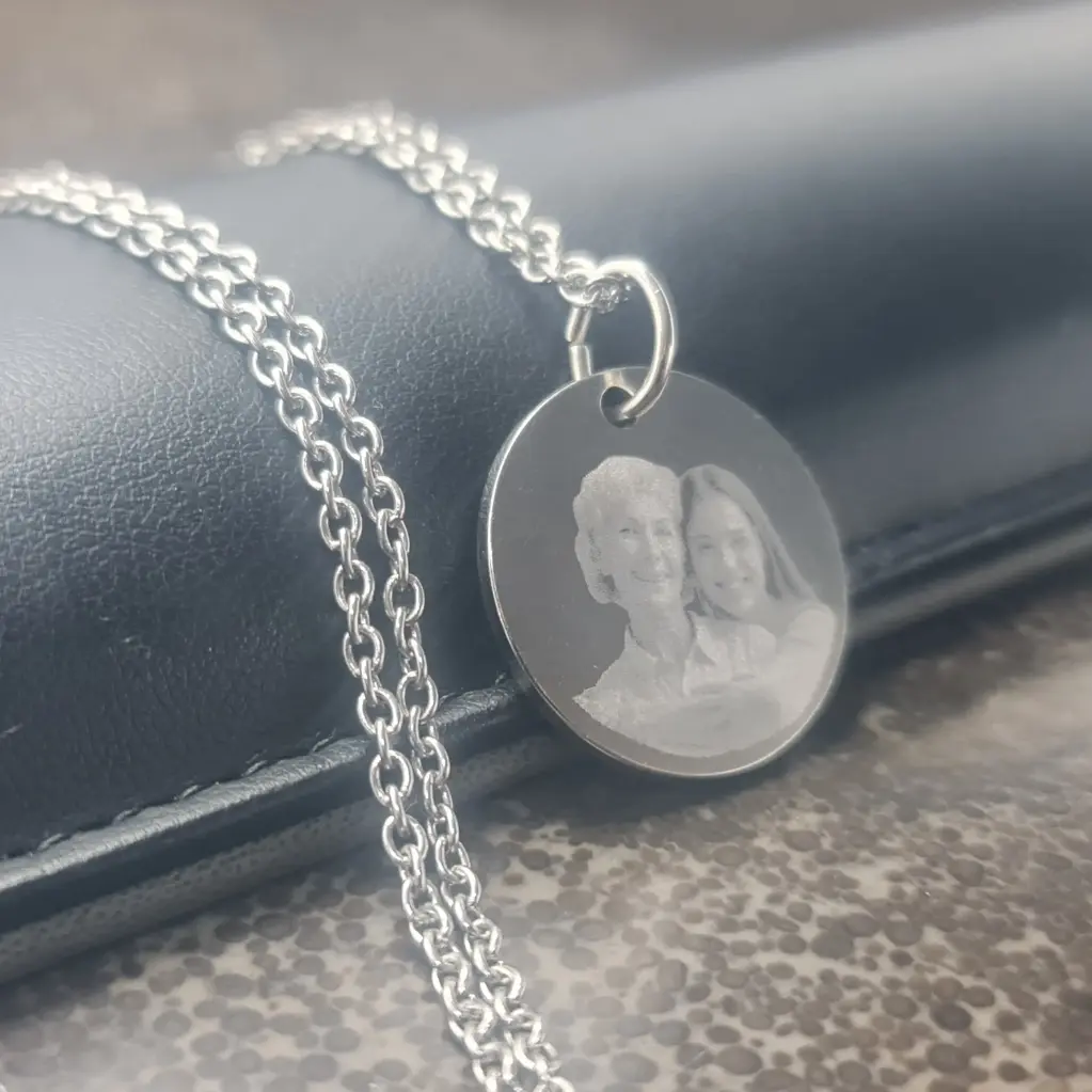 Cadena con Dije Redondo pulido espejo ac. Inox. mediano 25mm