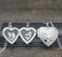 Cadena con Relicario ac. Inox. corazón con diseño estampado árbol grande plateado 28mm.