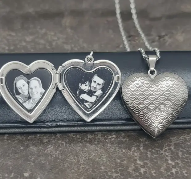 [X-REAX-018PT-01] Cadena con Relicario ac. Inox. corazón con diseño estampado cuadrado grande plateado 28mm. 