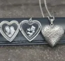 Cadena con Relicario ac. Inox. corazón con diseño estampado cuadrado grande plateado 28mm. 