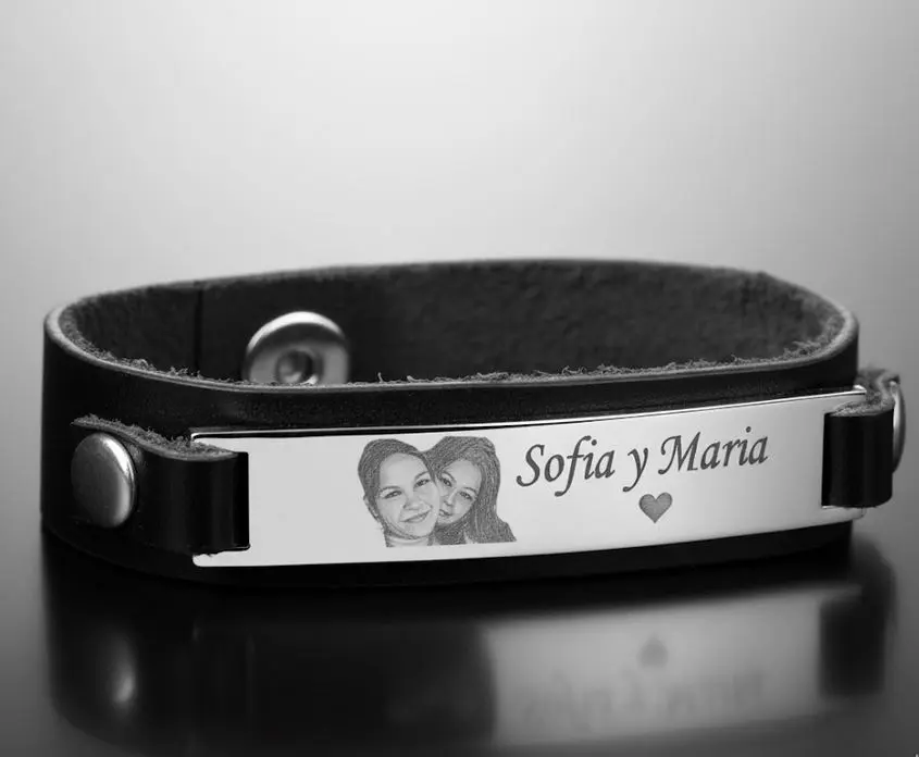 [X-PUCU-012NG] Pulsera banda de Cuero c/cintas y Placa rectangular plateada Deluxe Ac. Inox (Negro)