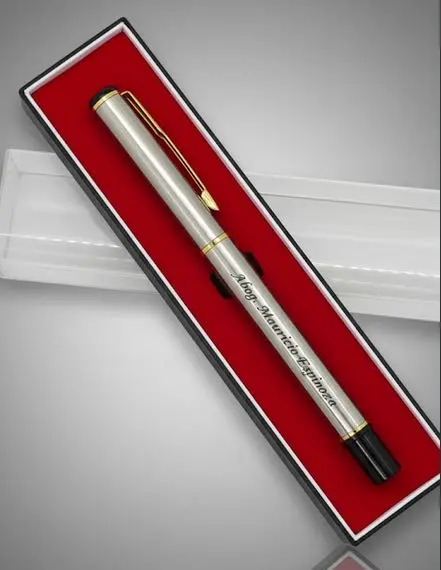 [G-PLAX-001PT] Pluma Ac. inox. estilo parker base plateado y detalle dorado - Personalizado