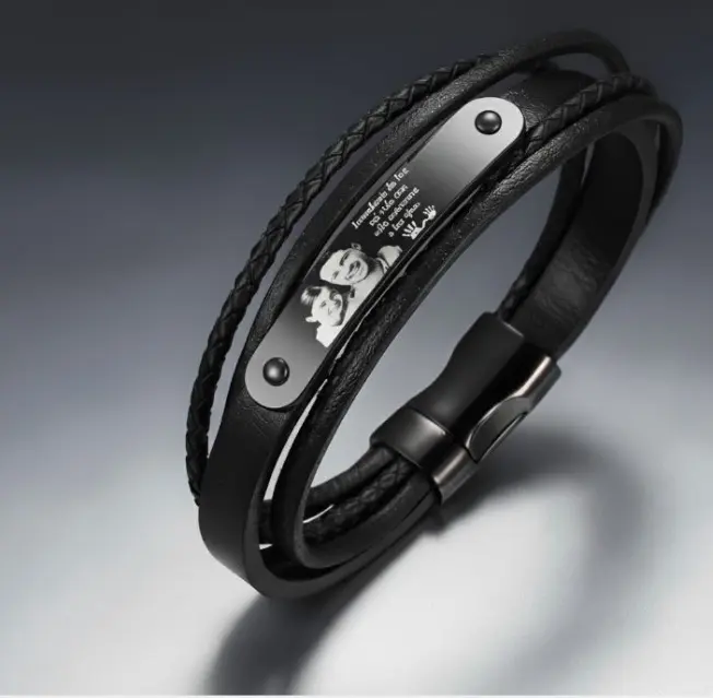 Pulsera de cuero negro deluxe de 5 cuerdas c/ placa negra remachada Personalizable