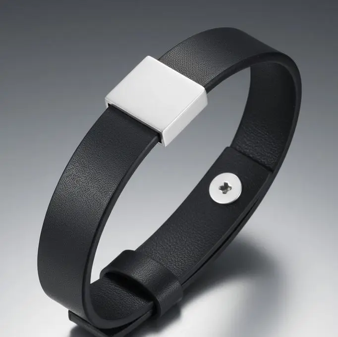 [G-PUCU-014NG] Pulsera de cuero negro plano c/encanto cuadrado de ac.inox. 14mm ajustable Personalizable