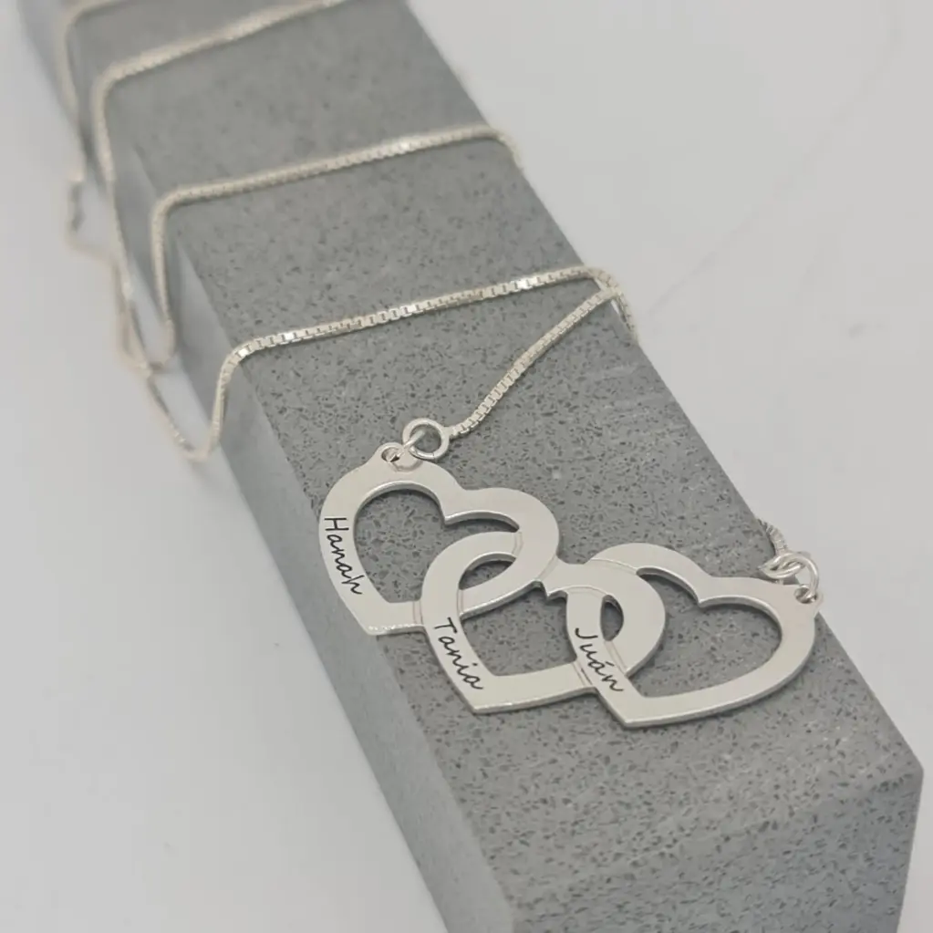 Cadena con Dije 3 Corazones Entrelazados pulido espejo de plata 9.25   (2.7cm²)