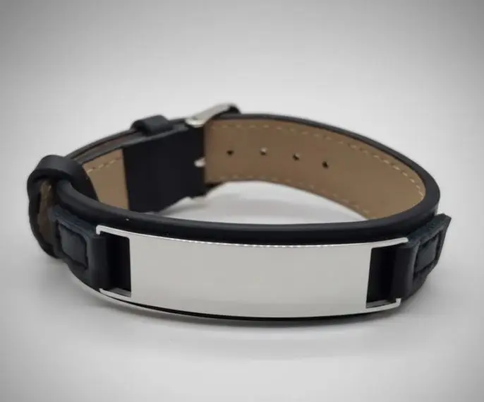 [G-PUCU-021NG] Brazalete cuero estilo faja plana negro 15mm c/placa rectangular 12mm ac. inox. Plateado c/cierre ajustable Personalizado