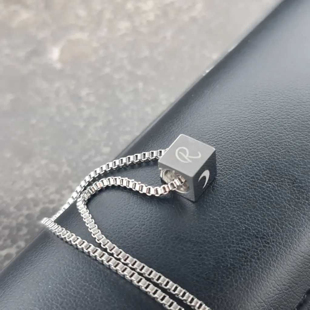 [X-CAAX-034PT] Cadena con Dije cubo pulido espejo ac. Inox plateado pequeño 12mm