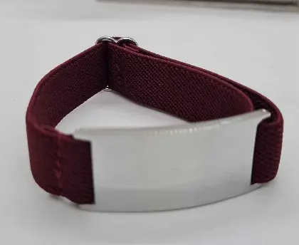 [X-PUNY-003RO] Pulsera banda elastica ajustable rojo c/placa rectangular Plateada 20mm