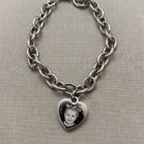 Pulsera estilo cadena gruesa (aros entrelazados 8mm) Acero inox. con Dije Corazon 20mm -largo 19cm cierre langosta Personalizado