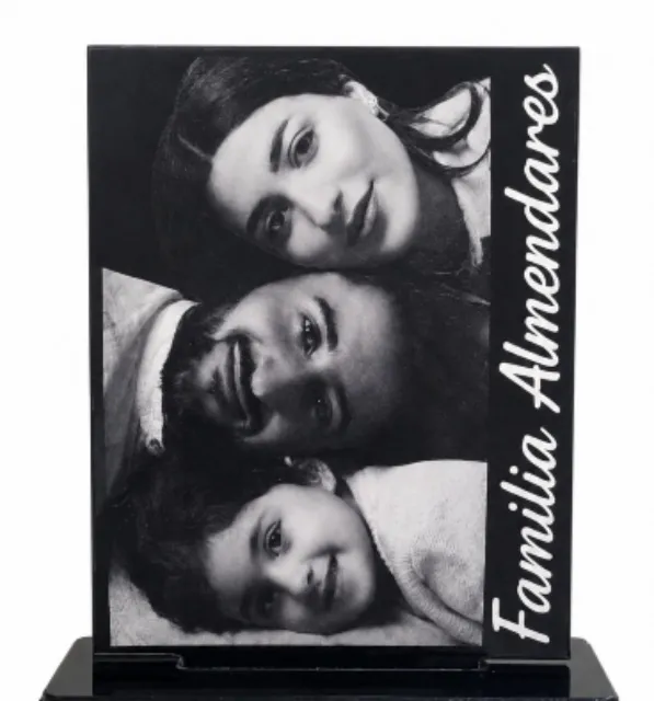 Retrato HD personalizado con grabado láser en acrílico negro